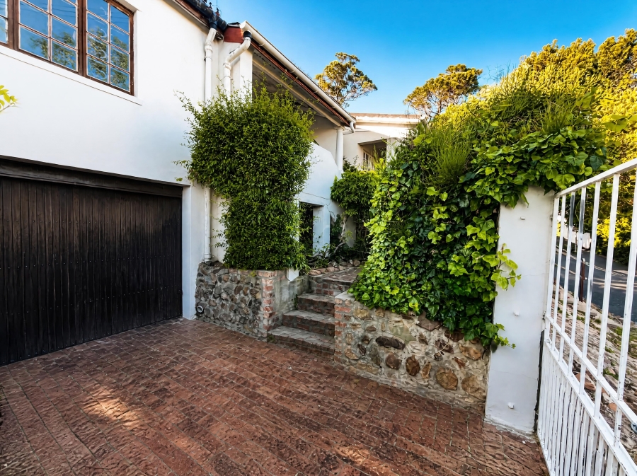 2 Bedroom Property for Sale in Vredehoek Western Cape